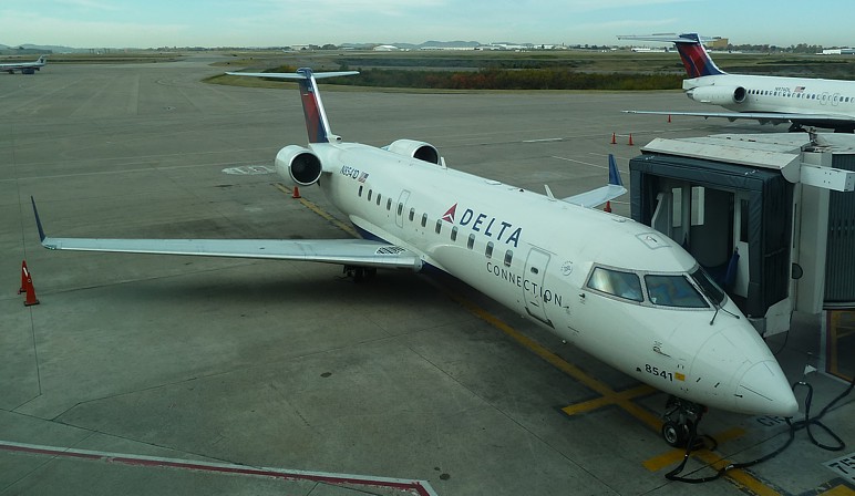 Delta regional jet at Nashville BNA Nov 2011