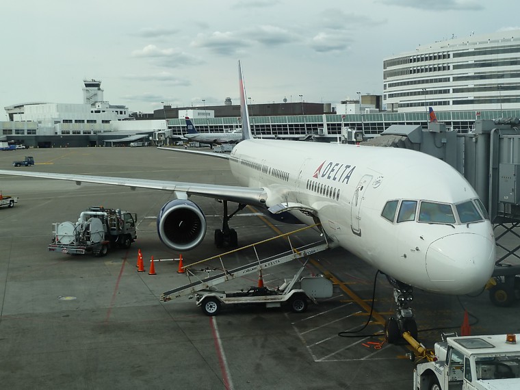 Delta Airbus A320 at Seattle 2011