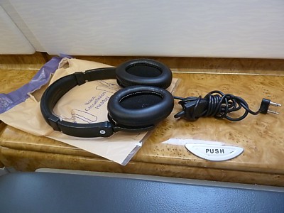 Emirates Business Class noise reducing headphones Dec 2011