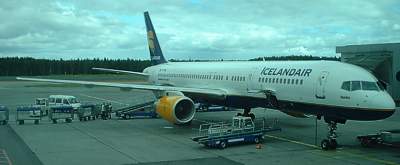 Icelandair 757 at Helsinki Aug 2004