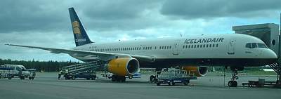 Icelandair 757 at Helsinki Aug 2004