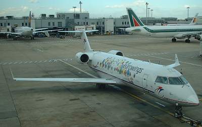 CRJ-200 at LHR Sept 2004