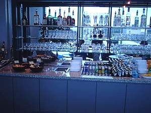 London LHR Senator lounge bar Sept 2003