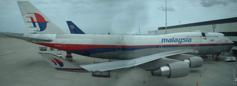 Malaysia Boeing 747-400 at Sydney Oct 04