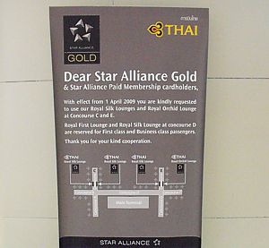 Bangkok Suvarnabhumi Star Alliance Gold in Concourse D, warning sign July 2010