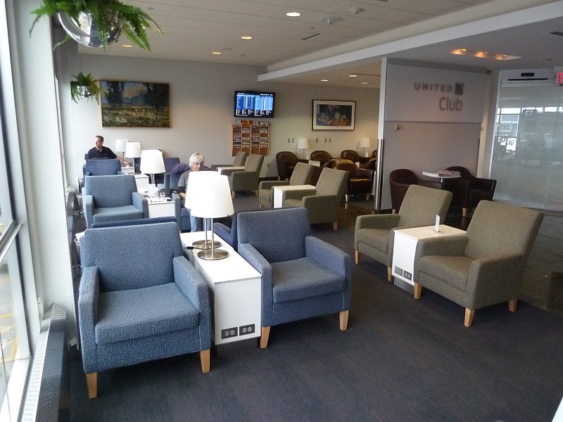 United Airlines Minneapolis UnitedClub Business Class Lounge. Click here for next image.
