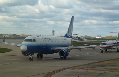 United Airlines 737 at ORD Oct 2011