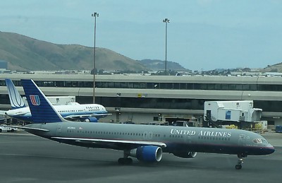 United 757 at San Francisco June 2011