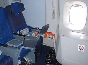Qantas 747 bulkhead seat