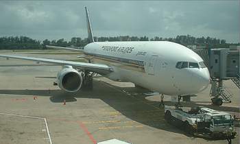 Singapore 777-300 at Singapore Jan 2004